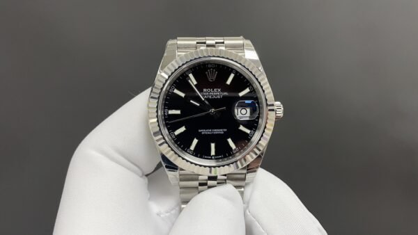 Logbook watch with white gold case and black dial, 41MM diameter 3235 movement