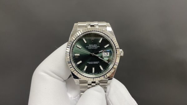 Logbook watch with white gold case and green dial, 41MM diameter 3235 movement